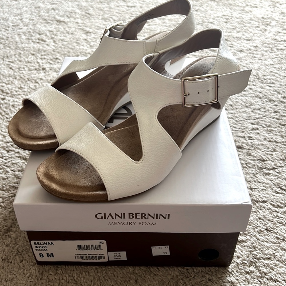EUC Giani Bernini Belinaa white sandal with memory foam, size 8